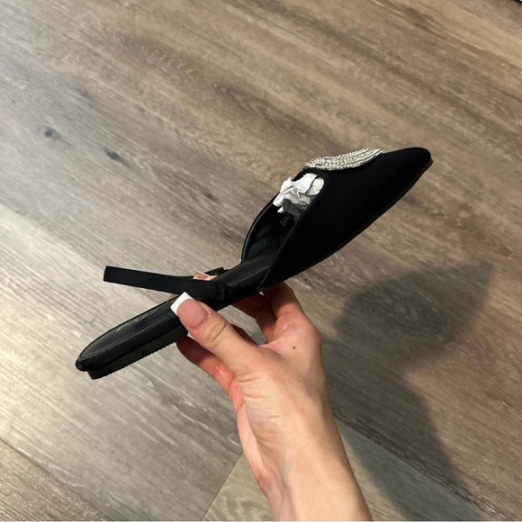 Elegant Black Flats with Sparkling Heart Detail - Picture 3 of 4